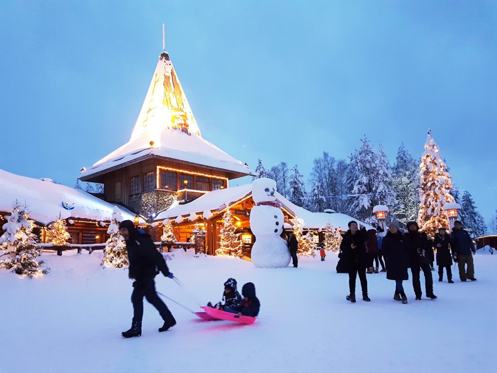 Te contamos dónde vive Papá Noel, para que lo visites en Laponia o en Suiza